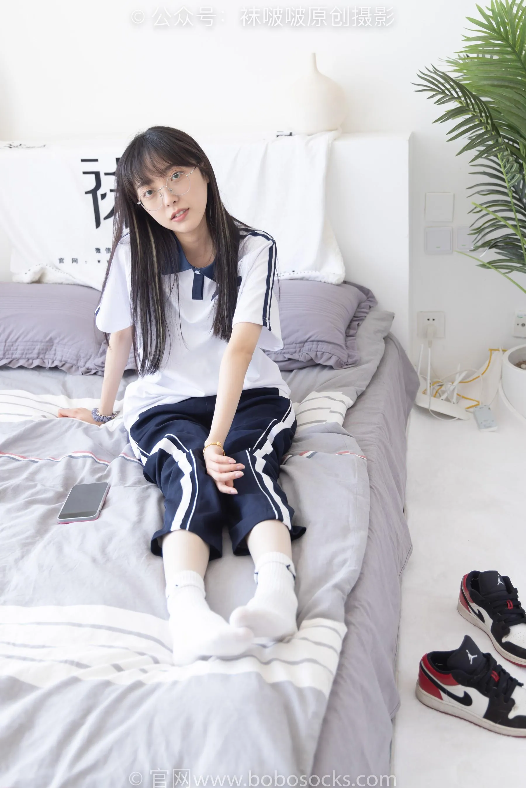 [BoBoSocks袜啵啵]NO.207 稚予-aj板鞋、白棉袜、油亮白丝、校服裤里丝 [87P]插图6